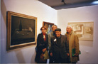 2001年 《靜物》入選法國秋季沙龍，於作品前與友人合照