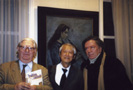 2001年 巴黎三人聯展，沙龍作品前與友人合照