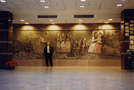 2001年 於花蓮基督教門諾醫院與壁畫作品合照
